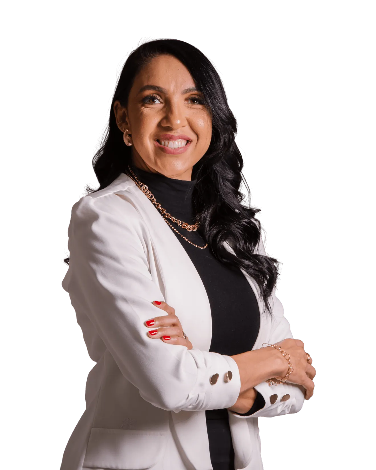 Luciana de Lurdes, de blazer branco e braços cruzados, sorrindo